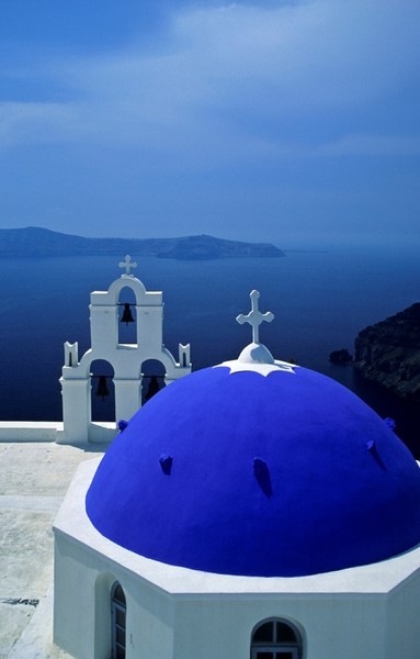 Discover the beauty of Santorini